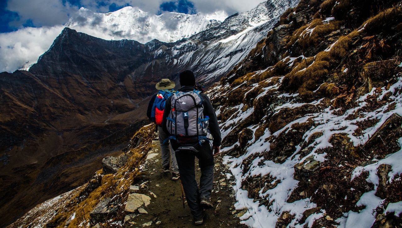 Domina la montaña: 5 consejos para planificar una caminata épica