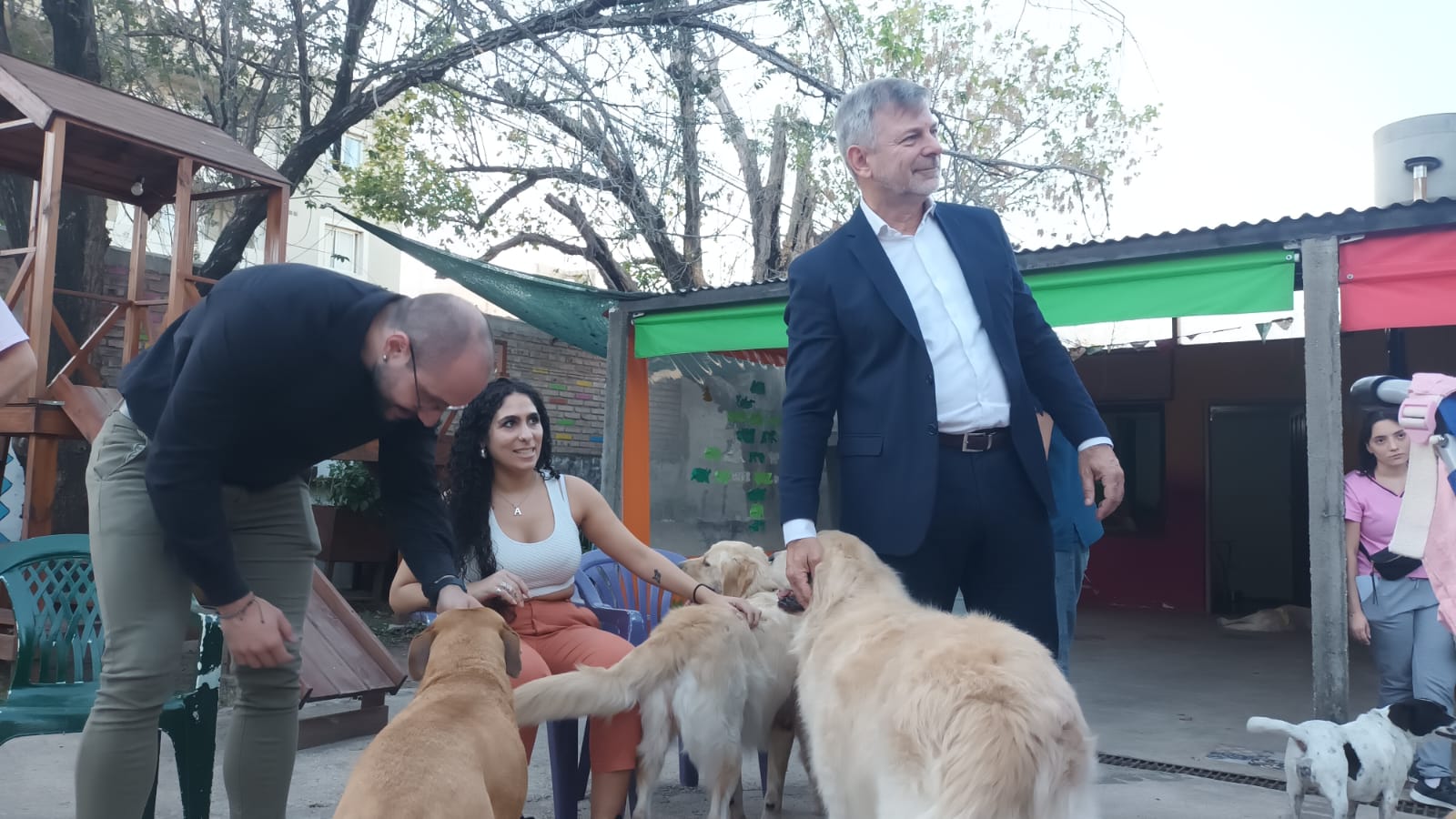 En el Día del Animal, el Viceintendente Pretto visitó la Fundación Jingles que trabaja en terapias asistidas con perros