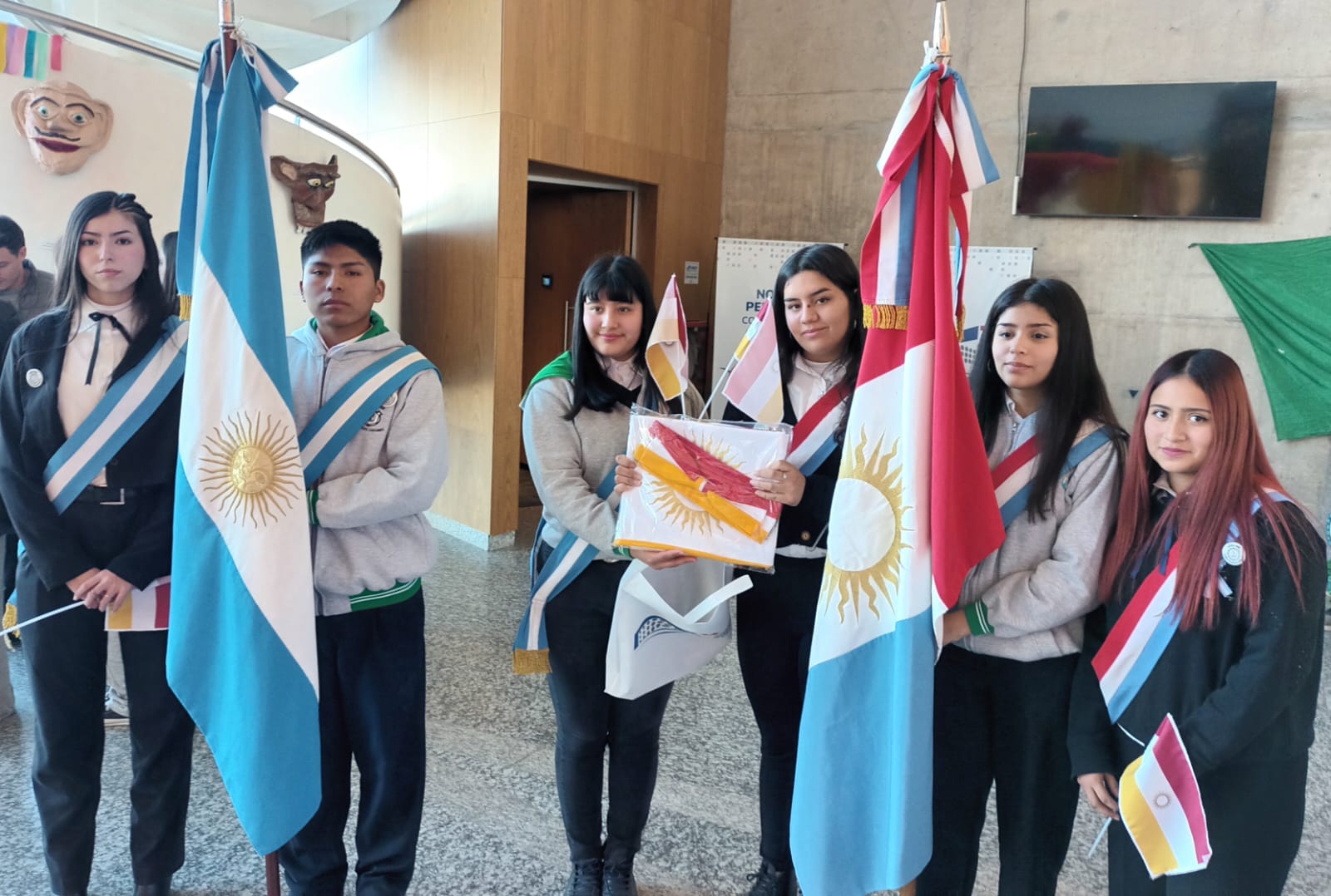 35 escuelas recibieron la bandera de la ciudad de Córdoba de manos del viceintendente
