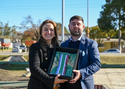 La vicegobernadora Myrian Prunotto encabezó la presentación de la bandera oficial de Rincón