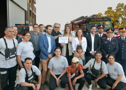La vicegobernadora Prunotto entregó un importante aporte provincial a los Bomberos Voluntarios de Villa Nueva