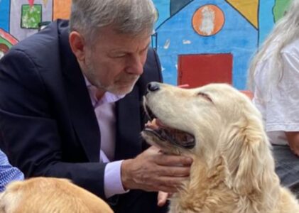 El viceintendente Pretto visitó la Fundación Jingles y entregó un reconocimiento por su destacada labor terapéutica con perros