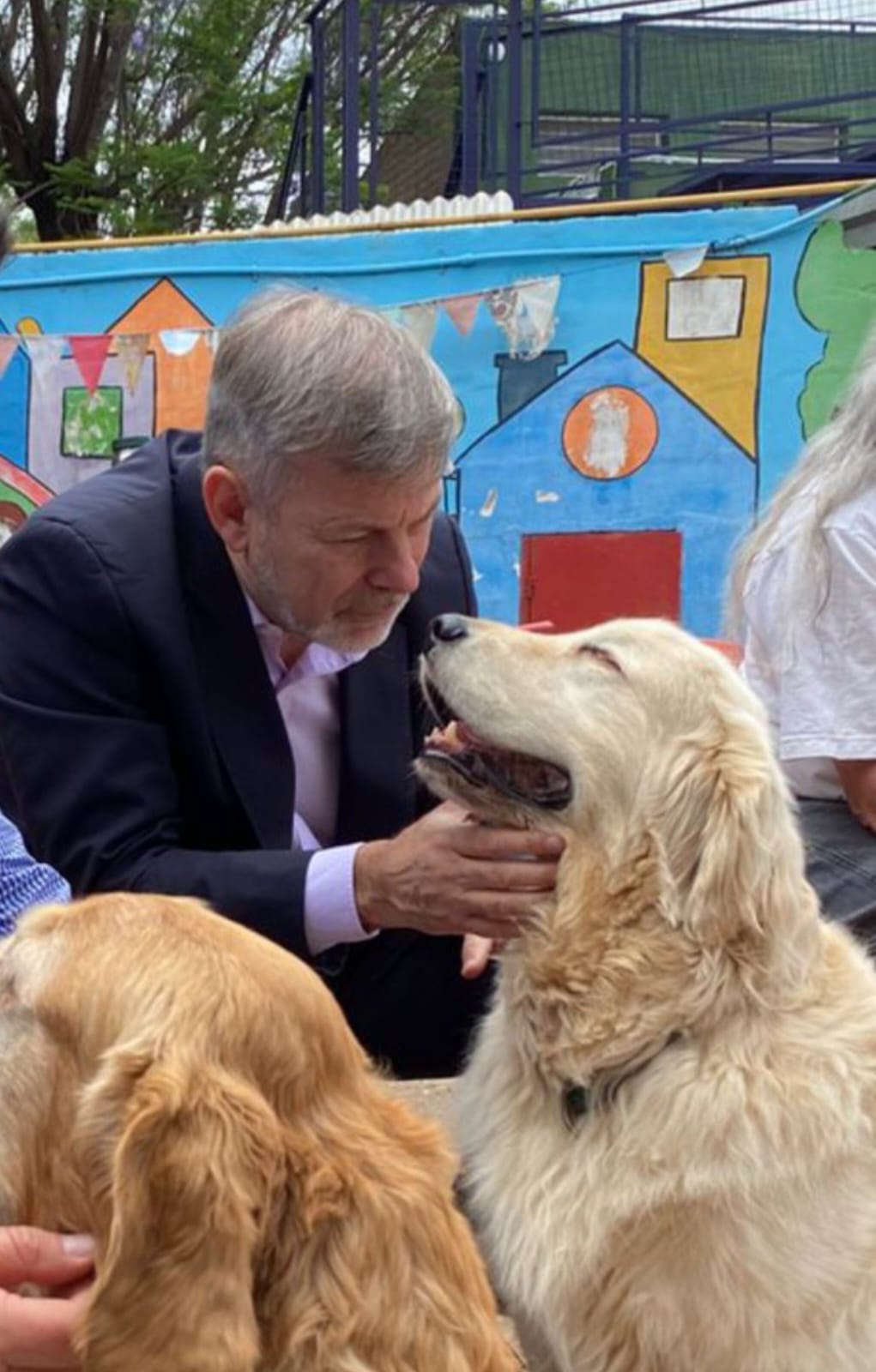 El viceintendente Pretto visitó la Fundación Jingles y entregó un reconocimiento por su destacada labor terapéutica con perros