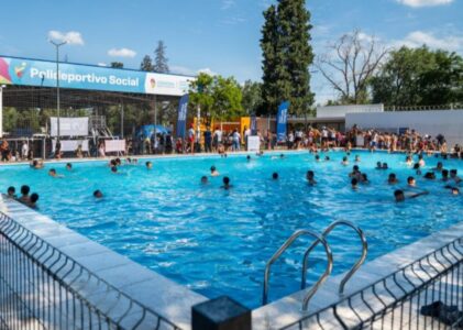 El Centro Deportivo Los Filtros fue renovado integralmente y sumó pileta: participaron Llaryora, Passerini y Pretto