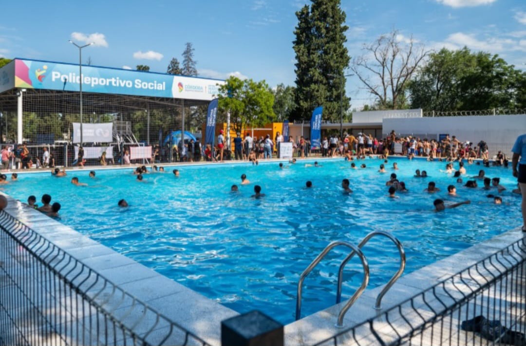 El Centro Deportivo Los Filtros fue renovado integralmente y sumó pileta: participaron Llaryora, Passerini y Pretto