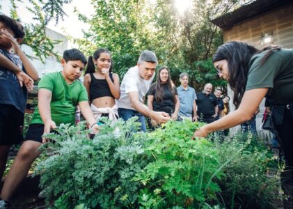 De baldío a modelo: Bella Vista consolida 24 huertas inclusivas, el intendente recorrió el espacio