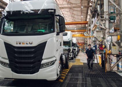 En IVECO Córdoba, Llaryora y Passerini acompañaron el lanzamiento productivo del S-Way