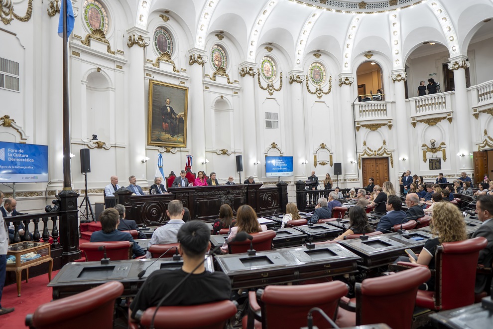Debate sobre inteligencia artificial en la Legislatura Histórica de Córdoba