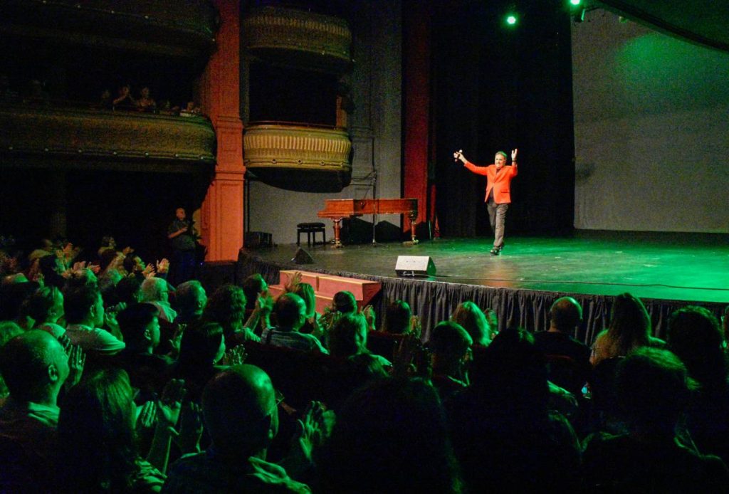 Mario Devalis llevó el universo de las redes al escenario en la Temporada Real