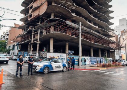 La Municipalidad asiste a las personas que se encontraban en un edificio en construcción de bulevar San Juan