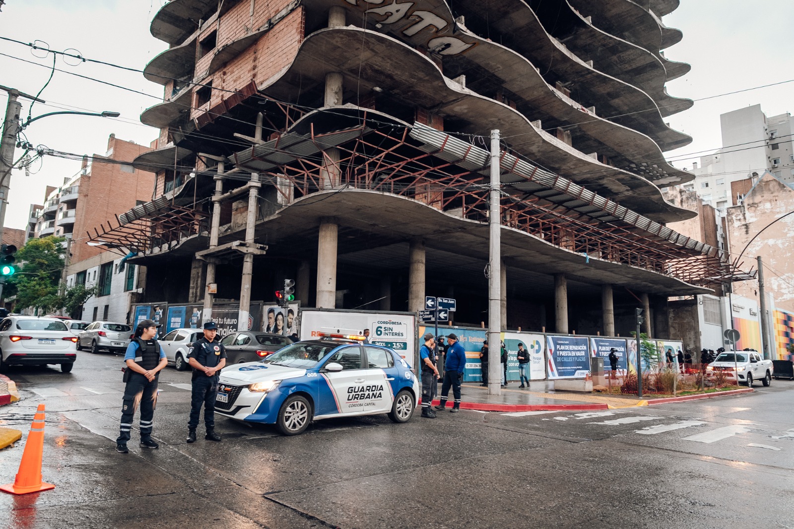 La Municipalidad asiste a las personas que se encontraban en un edificio en construcción de bulevar San Juan