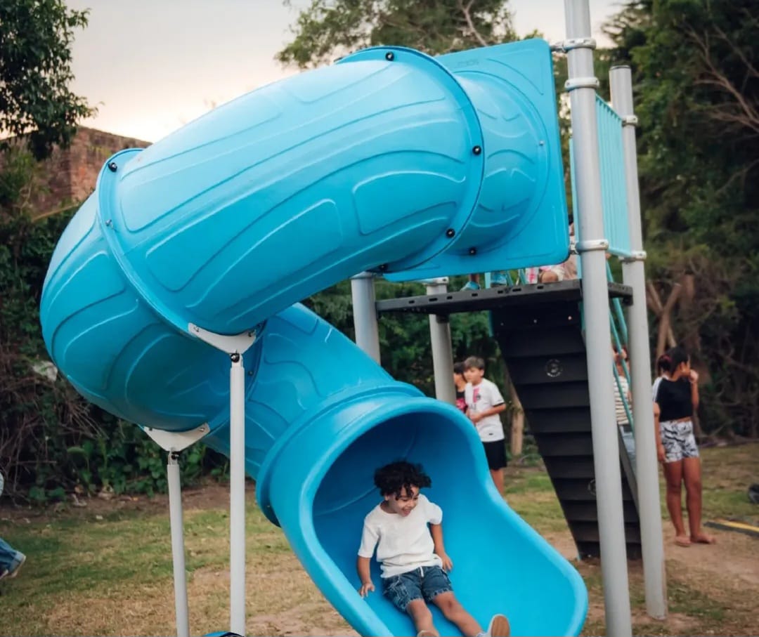 Quedó inaugurada la primera plaza del plan “Nos vemos en la plaza”, con la presencia de Llaryora, Passerini y Pretto