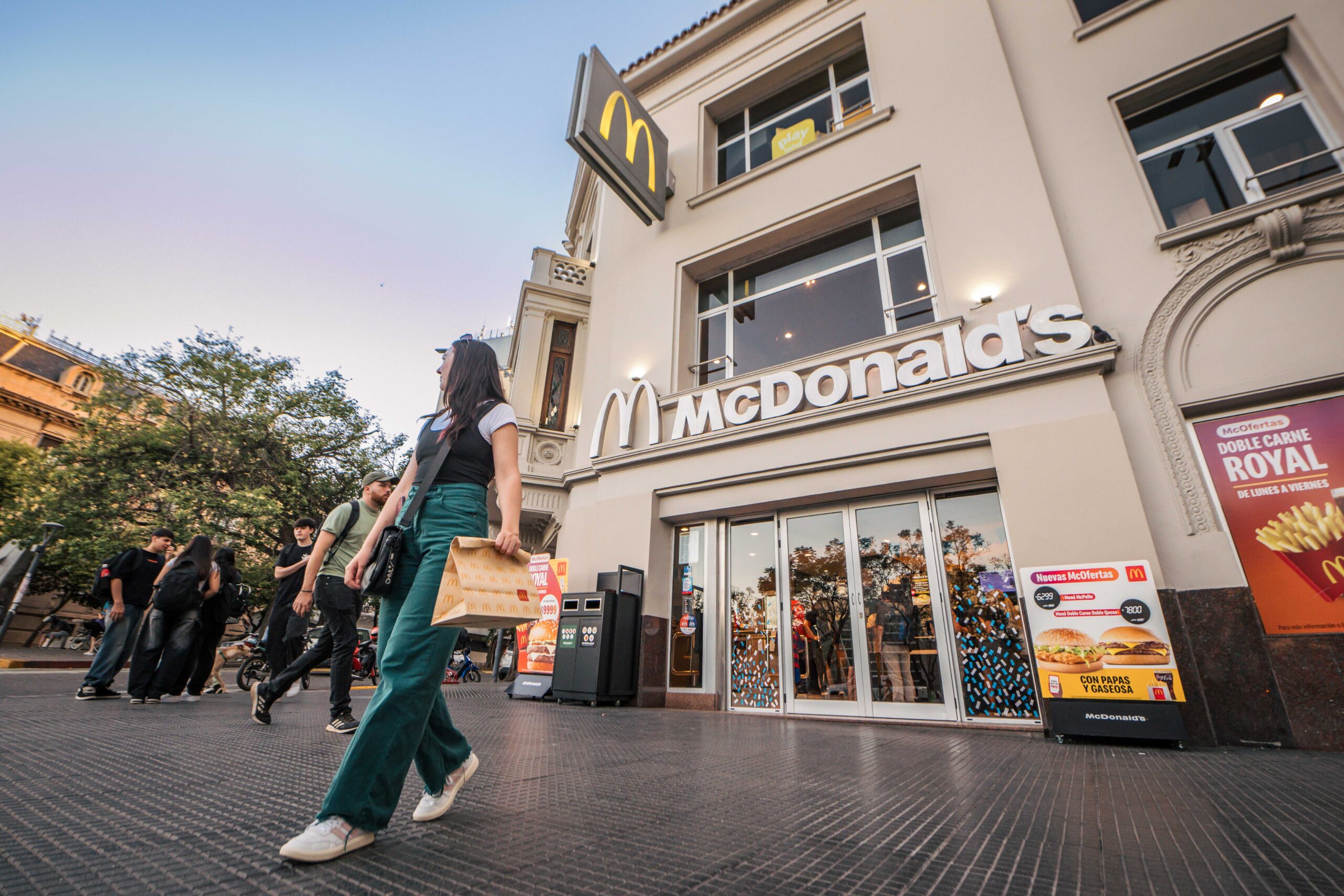 McDonald’s presenta nuevas hamburguesas inspiradas en el Mundial y renueva su icónico local de Plaza España