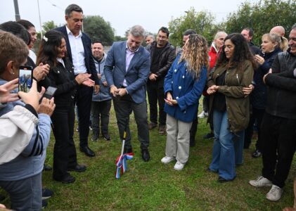 Arrancó la obra del polideportivo en barrio La Esperanza con la presencia de Pretto y autoridades provinciales