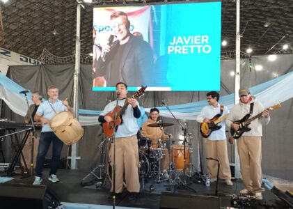 Pretto encabezó en Juniors un multitudinario locro patrio con la presencia de Passerini y Siciliano