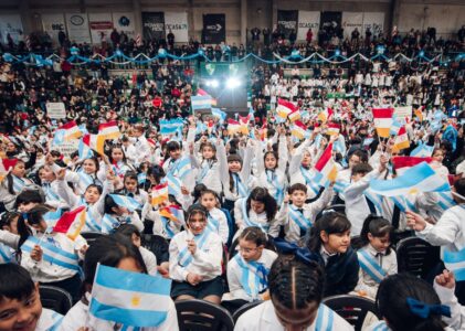 Más de 1.500 estudiantes prometieron lealtad a la Bandera en una emotiva ceremonia realizada en Córdoba