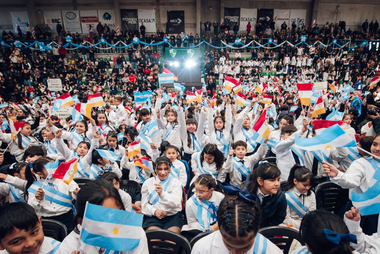 Más de 1.500 estudiantes prometieron lealtad a la Bandera en una emotiva ceremonia realizada en Córdoba