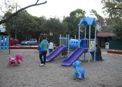 Parque Latino estrenó una plaza renovada con nuevos juegos, iluminación LED y espacios deportivos
