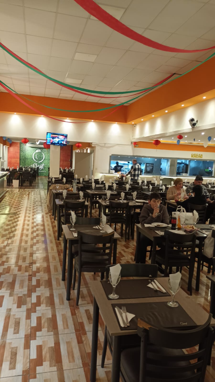 Clayt Restaurante celebra el Día del Amigo con promociones especiales, tenedor libre y brindis de regalo